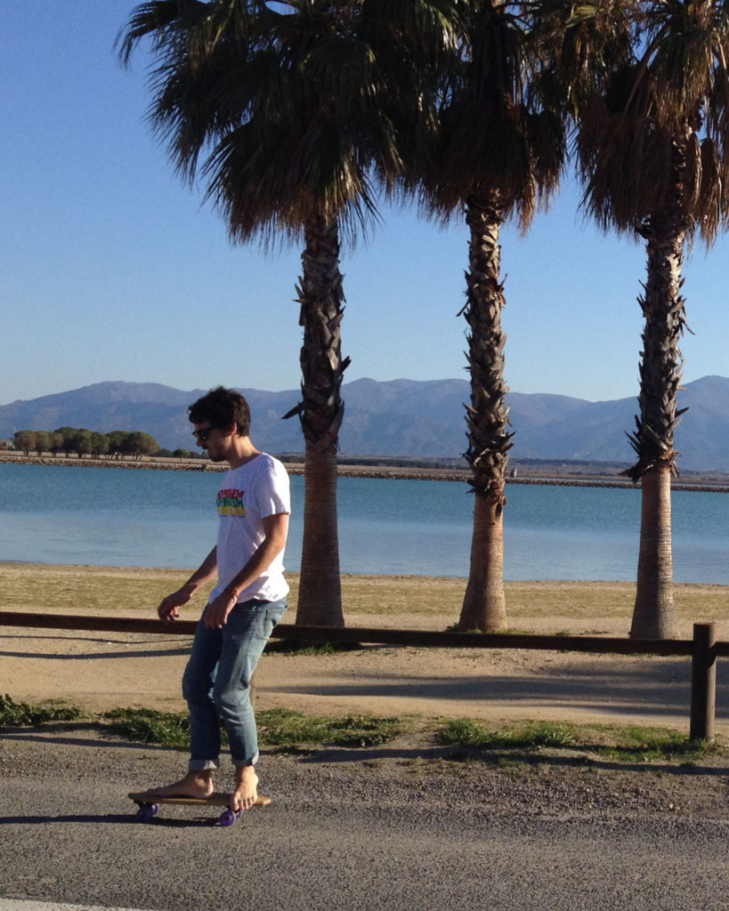 Suji_skateboard_narrow-lifestyle