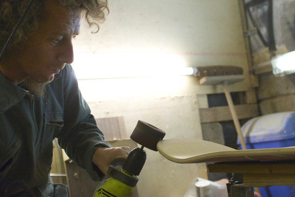 eric_de_bordza_au_travail Eric de Bordza fabrique une board dans son atelier
